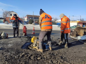 Зображення до посту: На дорозі в Мерефі відновили покриття після удару дрона