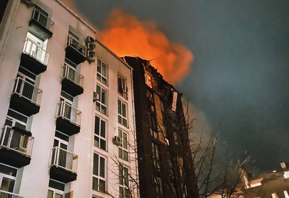 Зображення до:  Дрон рф влучив у будинок на Київщині: журналіст виніс дитину з вогню