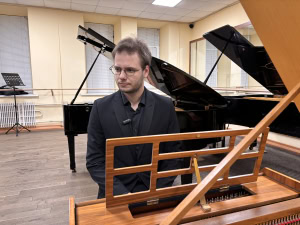 Зображення до посту: «Відгукнулися на заклик по радіо»: швейцарці передали Харкову понад 70 музичних інструментів