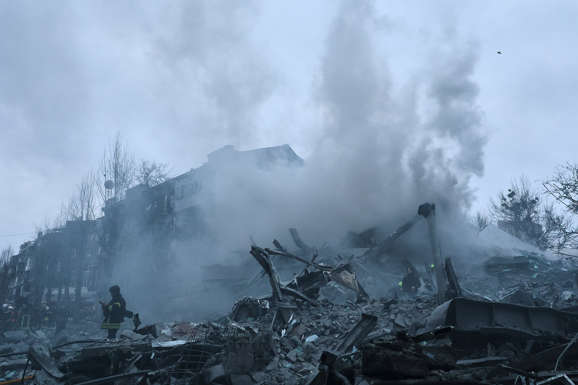 Зображення до:  Під завалами будинку в Харкові знайшли тіло дитини