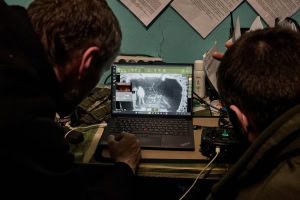 Зображення до посту: Логістичний дрон замість бронетехніки: як на Вовчанському напрямку евакуювали пораненого бійця