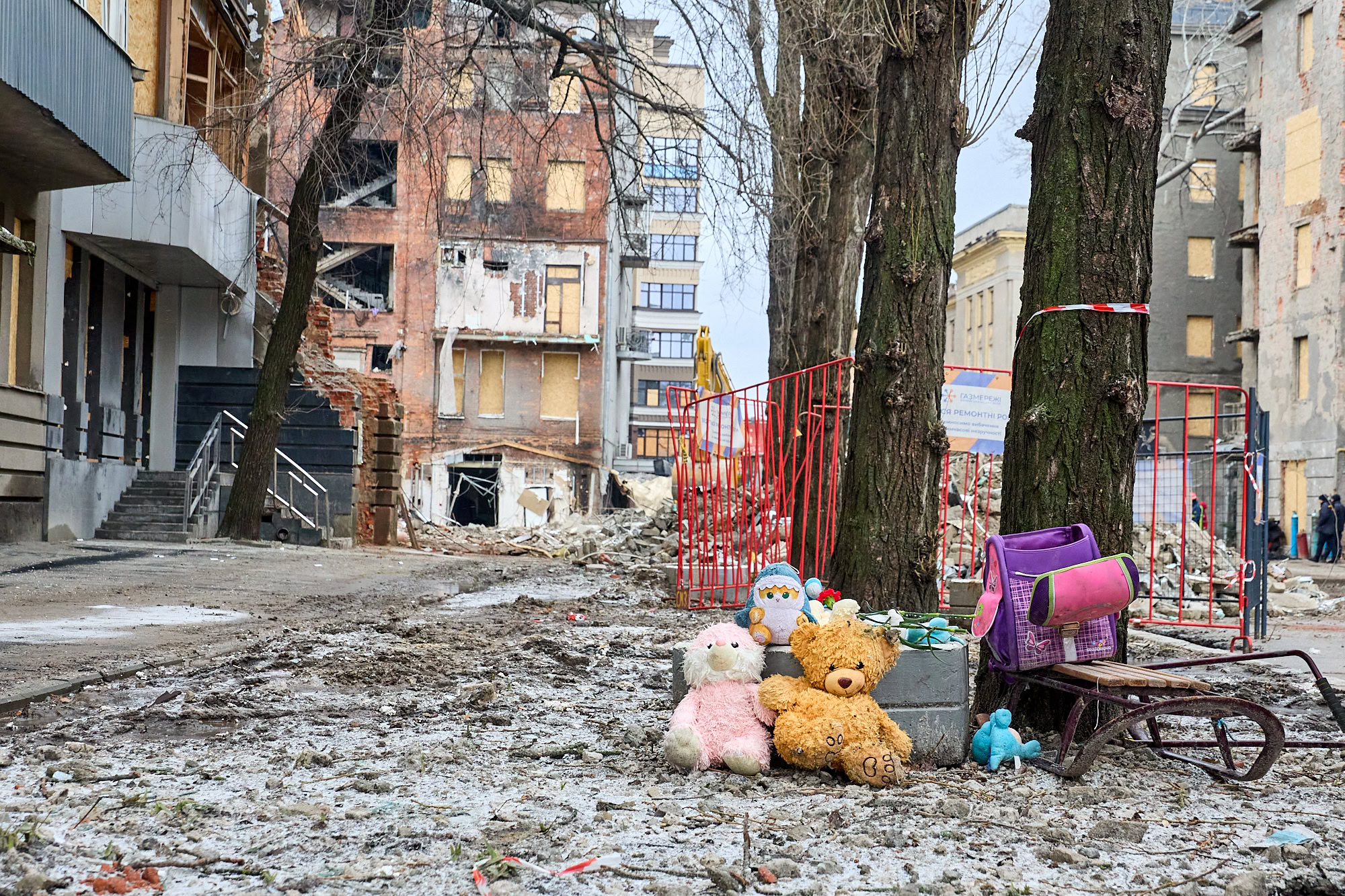 Article Розбір завалів після вибухів у центрі Харкова: рятувальники дісталися підвальних приміщень