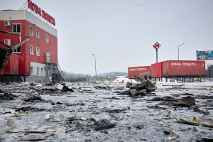 Зображення до посту: 14 загиблих за понад три роки: чи залишить «Нова пошта» термінал під Харковом після чергового удару