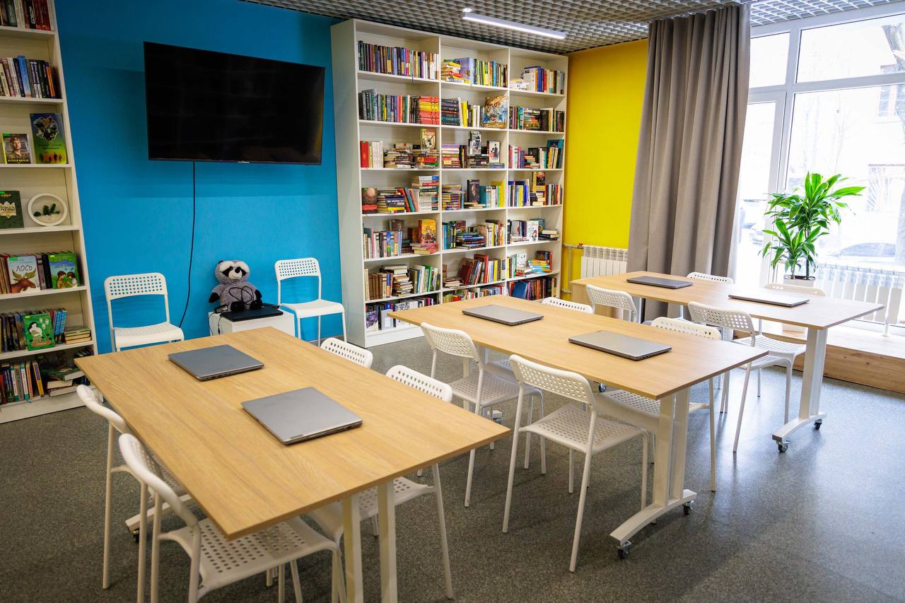 Зал у бібліотеці