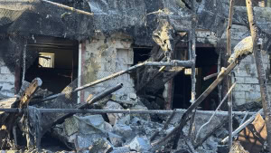 Зображення до посту: Російська авіабомба влучила по екопарку під Харковом: зруйновано вольєр з птахами