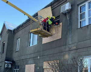 Зображення до посту: У Харкові під час ракетної атаки вибило вікна у житлових будинках: фото