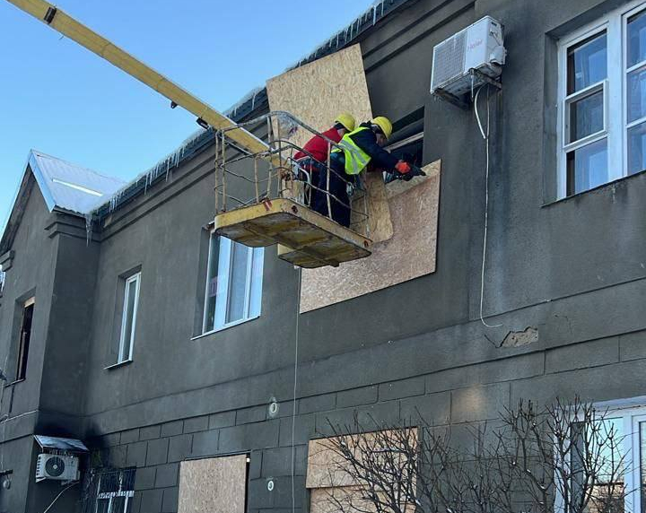 Зображення до:  У Харкові під час ракетної атаки вибило вікна у житлових будинках: фото