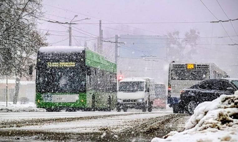 Зображення до:  У Харкові та області ускладнений рух транспорту через снігопад