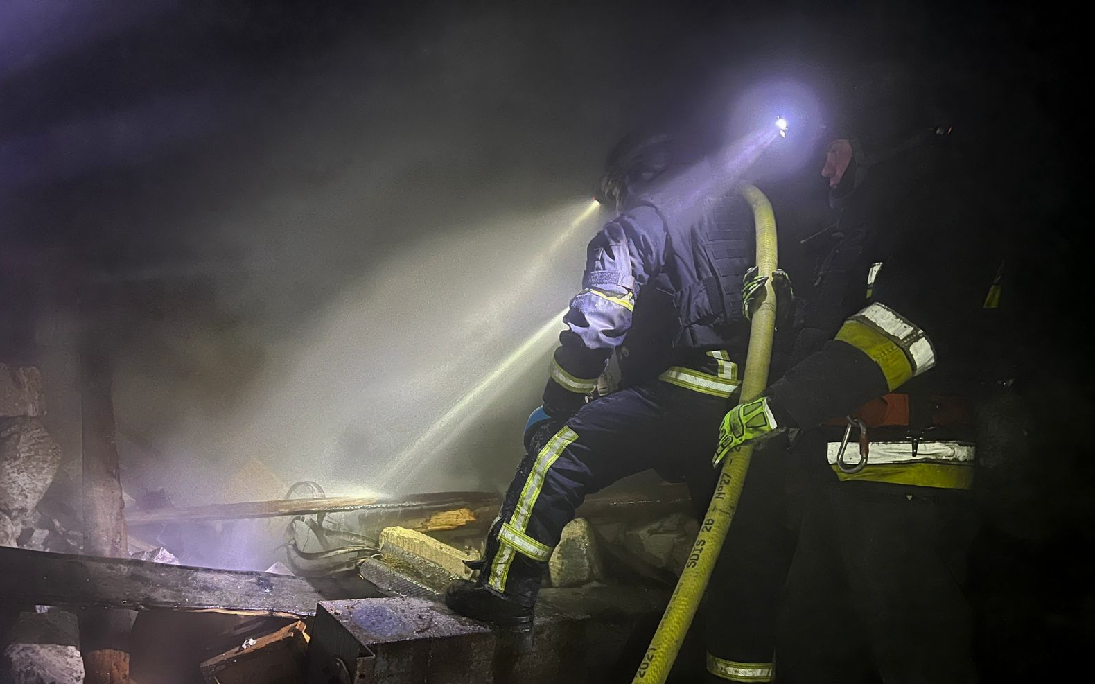 Зображення до:  Російські дрони атакували Великий Бурлук: пошкоджені будинки, зайнялася пожежа