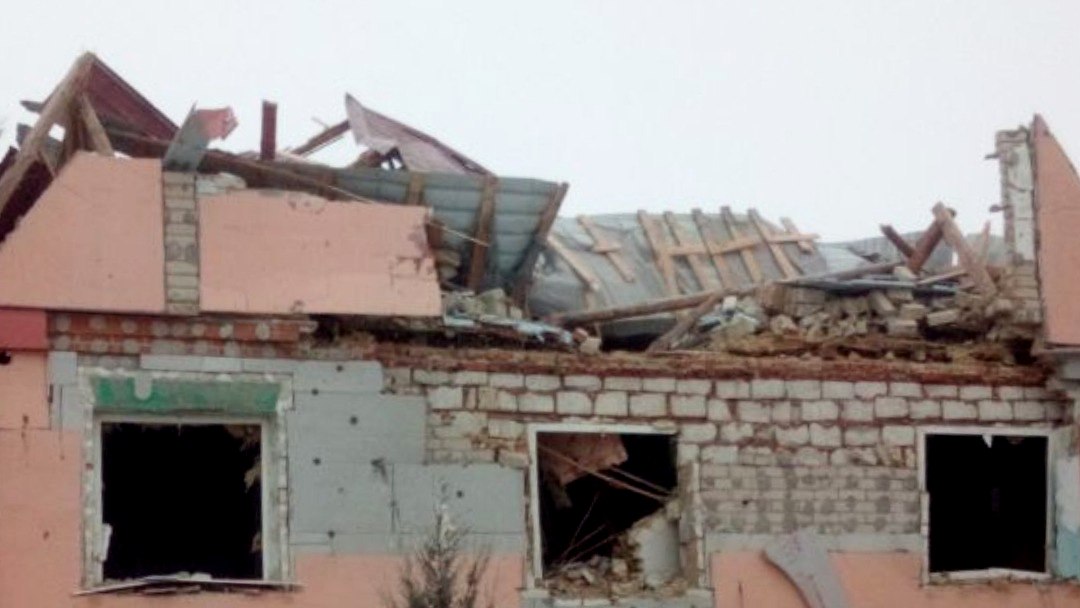 Зображення до:  Від обстрілів на Харківщині пошкоджені будинки та дорога, постраждала жінка