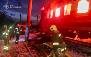 Зображення до посту: Пожежу в поїзді, який атакували дрони на Харківщині, загасили: пʼятеро загиблих
