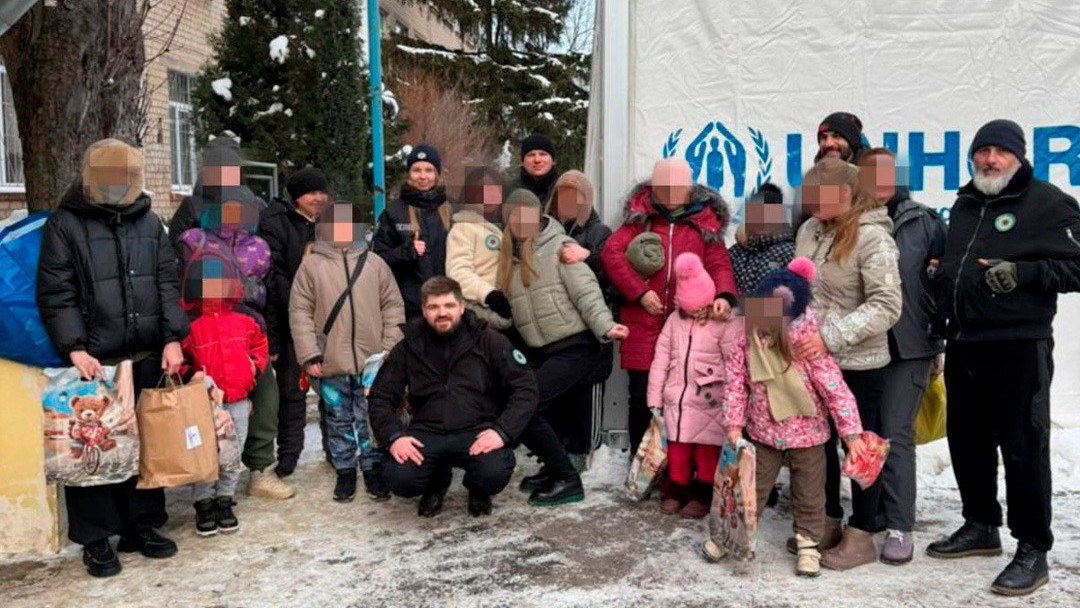 Зображення до:  Поліцейські та волонтери евакуювали сім родин з Ізюмщини