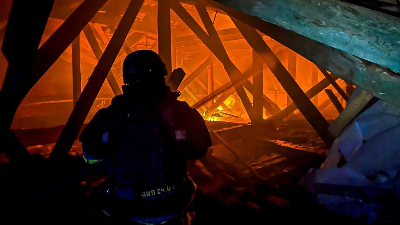 Зображення до:  Біля Новоосинового від обстрілу загинула жінка, у Великому Бурлуці горіла адмінбудівля