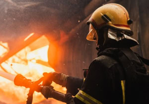 Зображення до посту: Від ракетного удару спалахнув склад під Харковом: вогонь охопив понад 5000 кв. м