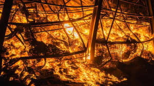 Зображення до посту: Від ракетного удару спалахнув склад під Харковом: вогонь охопив понад 5000 кв. м