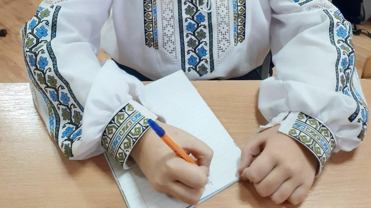 Школярка пише текст