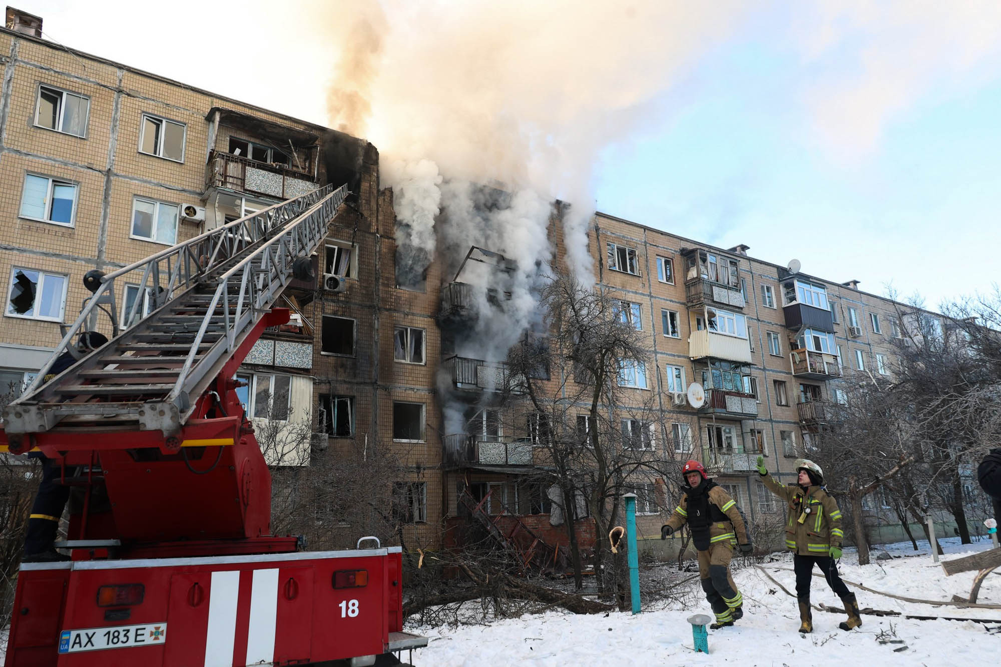 Article У Харкові побільшало постраждалих від удару дрона по п’ятиповерхівці: фото
