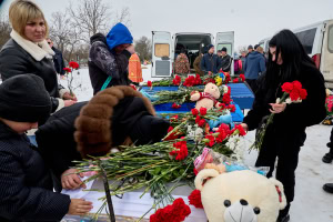 Зображення до посту: «Усе рухнуло одним махом»: як прощалися із ветераном та трьома дітьми на Харківщині — відео