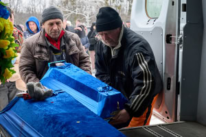 Зображення до посту: Удар по Богодухову: на Харківщині попрощалися з ветераном ЗСУ та трьома його дітьми — фото