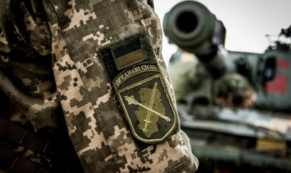 Український військовий біля танка
