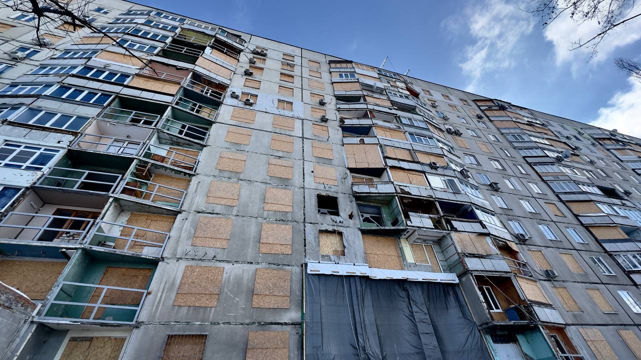 Пошкоджений від обстрілу будинок у Харкові