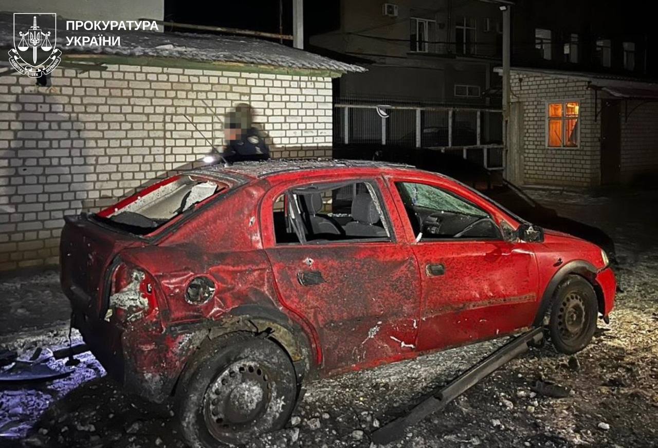 Пошкоджений обстрілом автомобіль на Харківщині