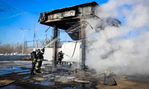 Зображення до посту: Російський FPV-дрон вдарив по заправці у Золочеві: постраждав чоловік