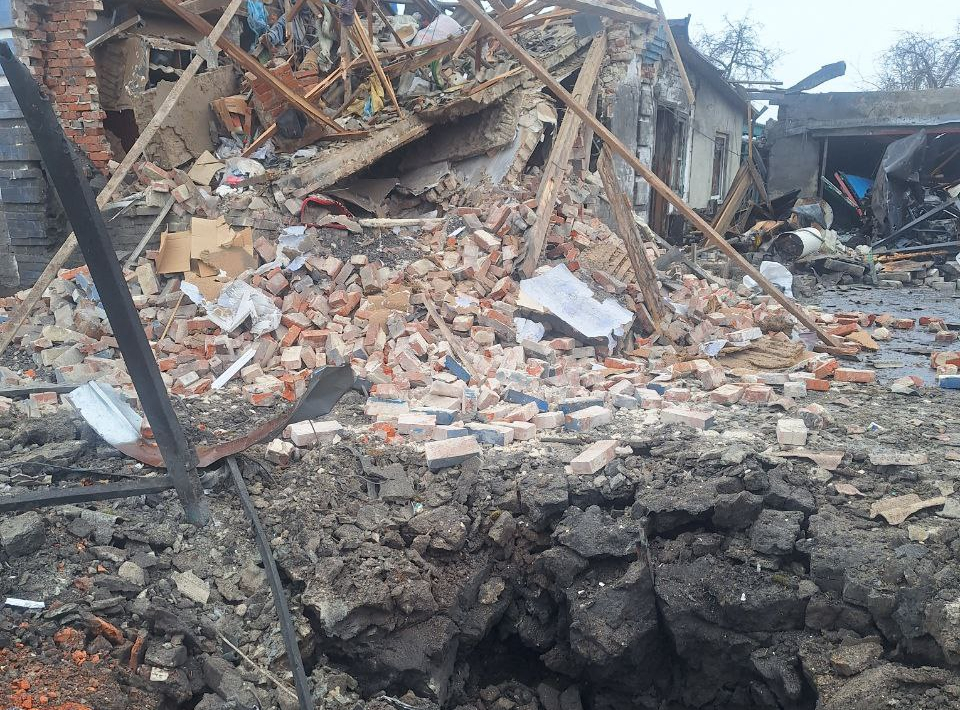 Зображення до:  Пошкоджені понад 80 будинків: у Лозовій ліквідовують наслідки масованої атаки рф