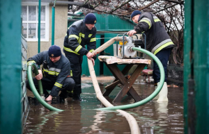 Зображення до посту: Мішки з піском і перевірка зливостоків: що радять рятувальники Харківщини через підтоплення