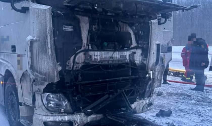 Пошкоджена від дронового удару вантажівка на трасі Харків - Київ, 24 лютого 2026