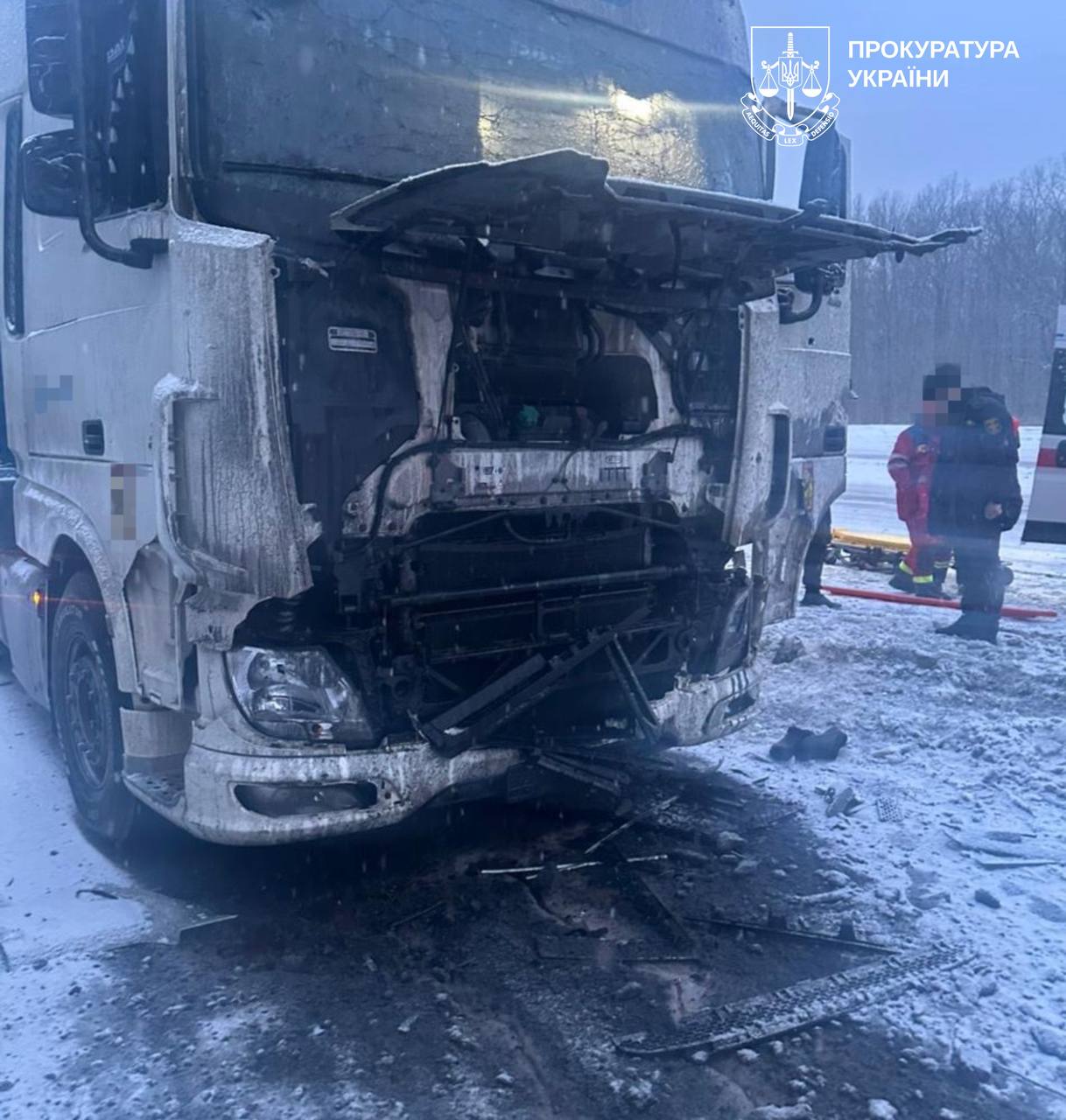 Пошкоджена від обстрілу вантажівка на трасі Харків - Київ, 24 лютого 2026