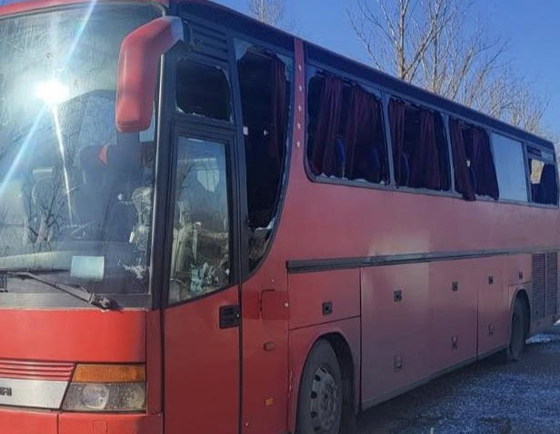 Зображення до:  Російський дрон атакував рейсовий автобус на Харківщині: загинула людина