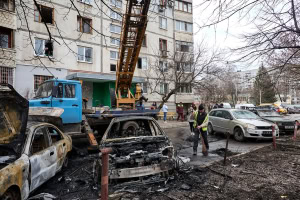 Зображення до посту: Зруйновані будинки, вибиті вікна, знищені авто: у Харкові усувають наслідки удару 25 березня