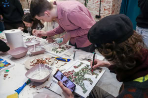 Зображення до посту: Лекції про вигорання і мозаїка з розбитих тарілок: як у Харкові волонтерам допомагали долати стрес