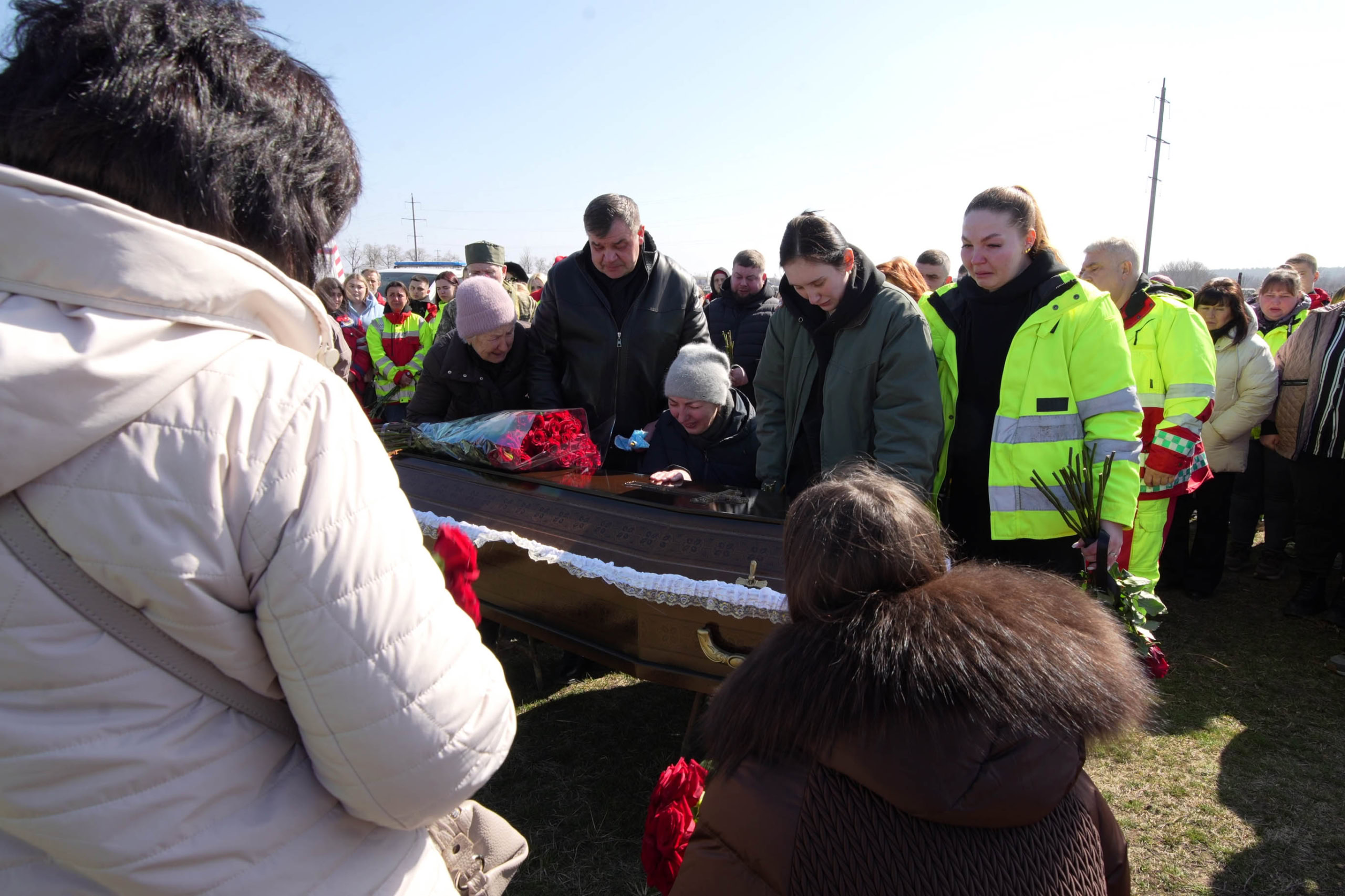 Зображення до:  «Виділіть кошти, захистіть медиків»: у Харкові попрощалися із загиблим лікарем Дмитром Колесником