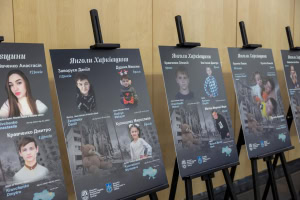 Зображення до посту: «Янголи Харківщини»: в Бельгії та Латвії відкрили виставку пам’яті вбитих росією дітей