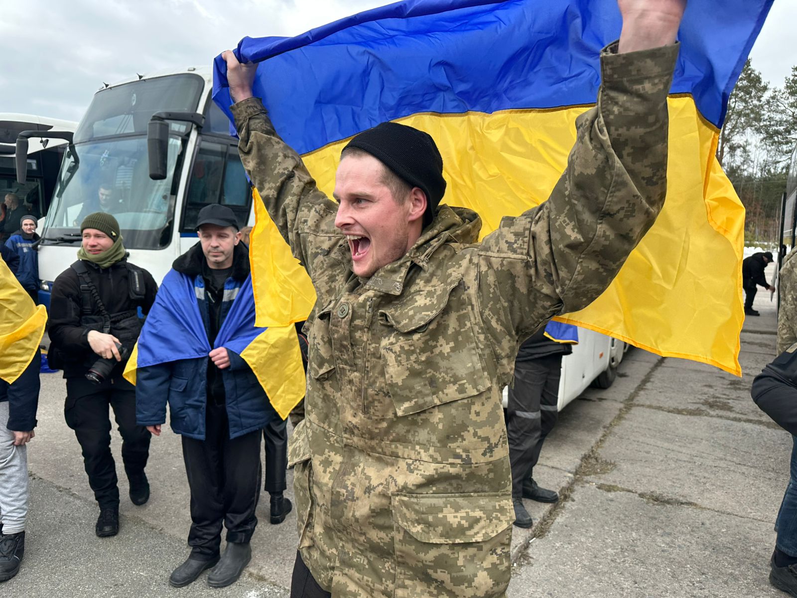 Зображення до:  302 українці повернулися з російського полону 6 березня