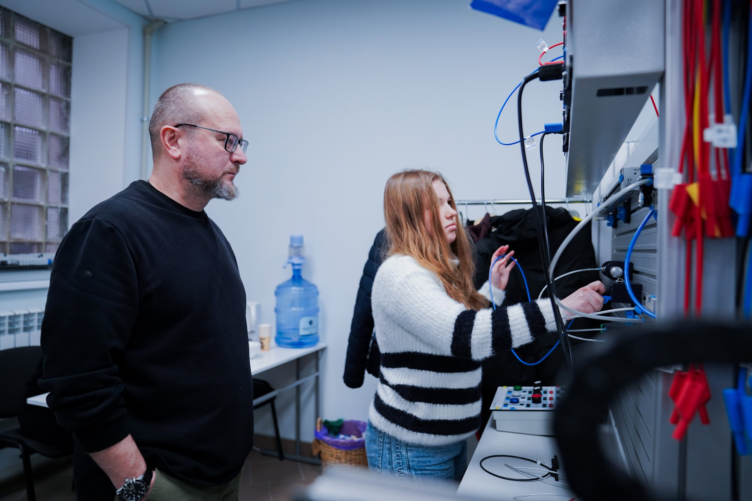 Дівчина на занятті у Школі майбутніх інженерів