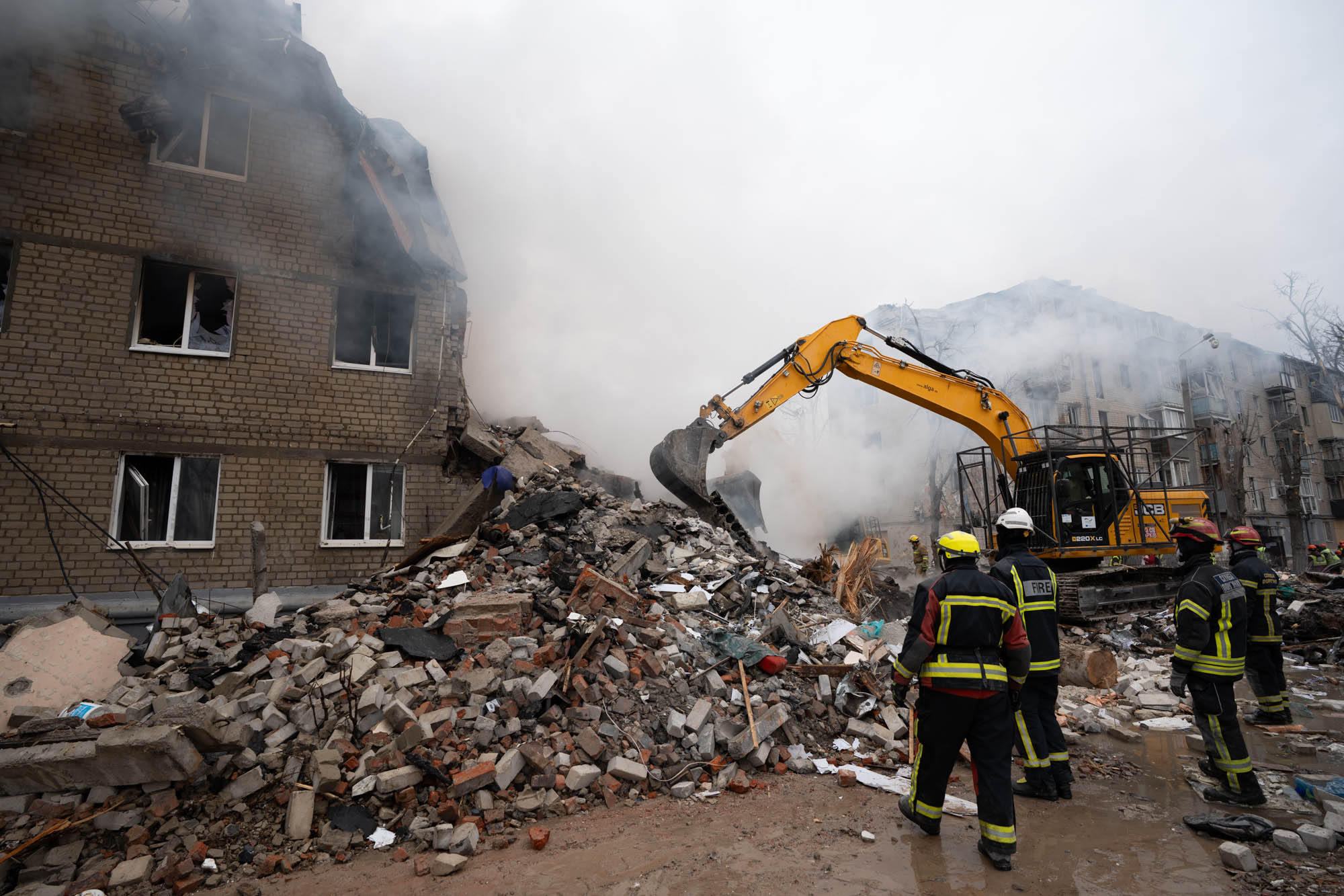 Зображення до:  Харків після ракетного удару: серед загиблих — учителька із сином