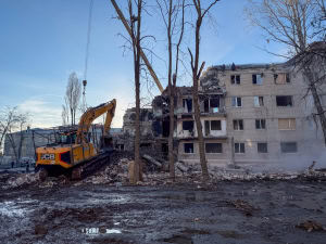 Зображення до посту: У Харкові розібрали завали ураженої росією п’ятиповерхівки: місто у жалобі