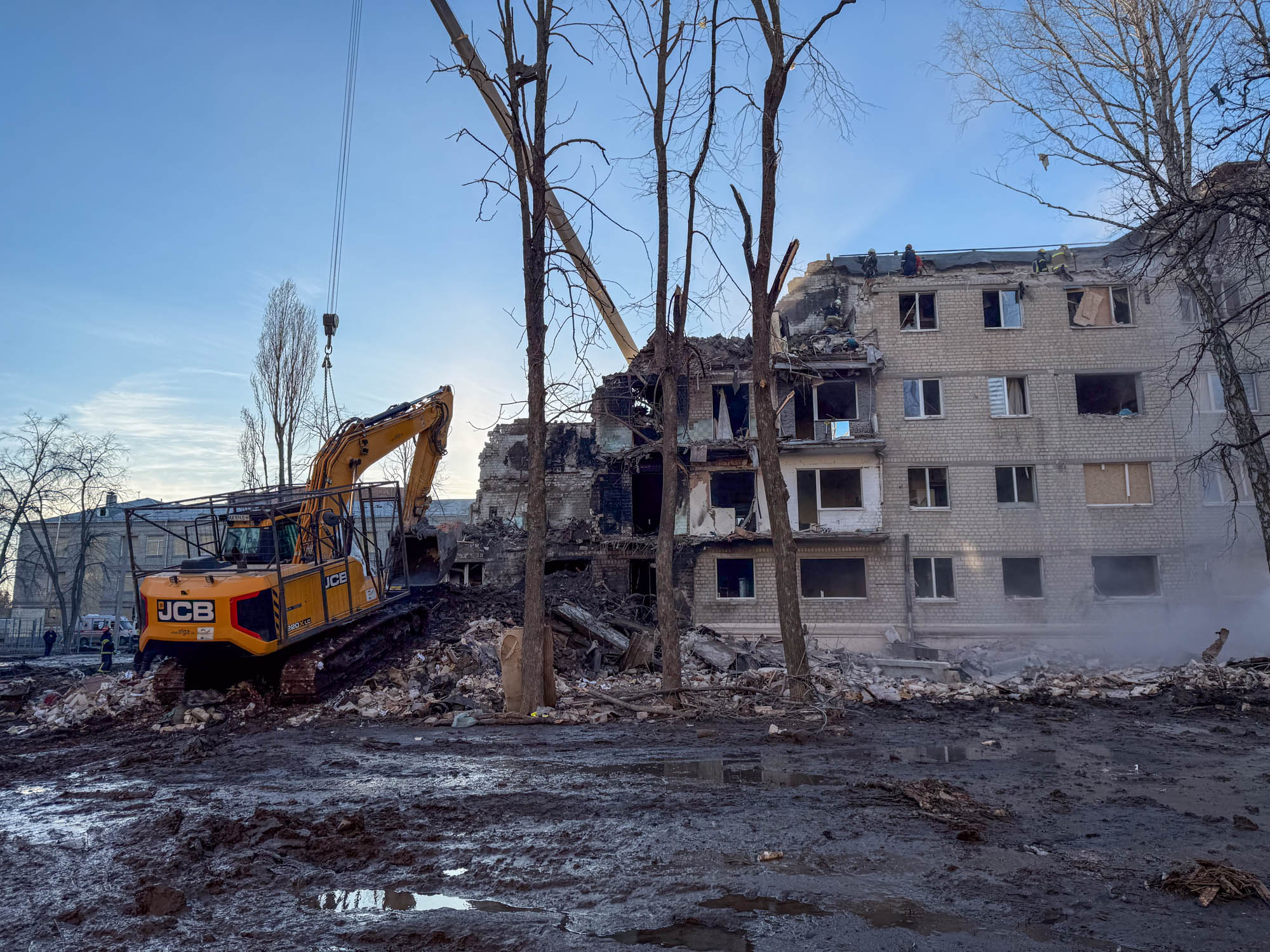 Зображення до:  У Харкові розібрали завали ураженої росією п’ятиповерхівки: місто у жалобі
