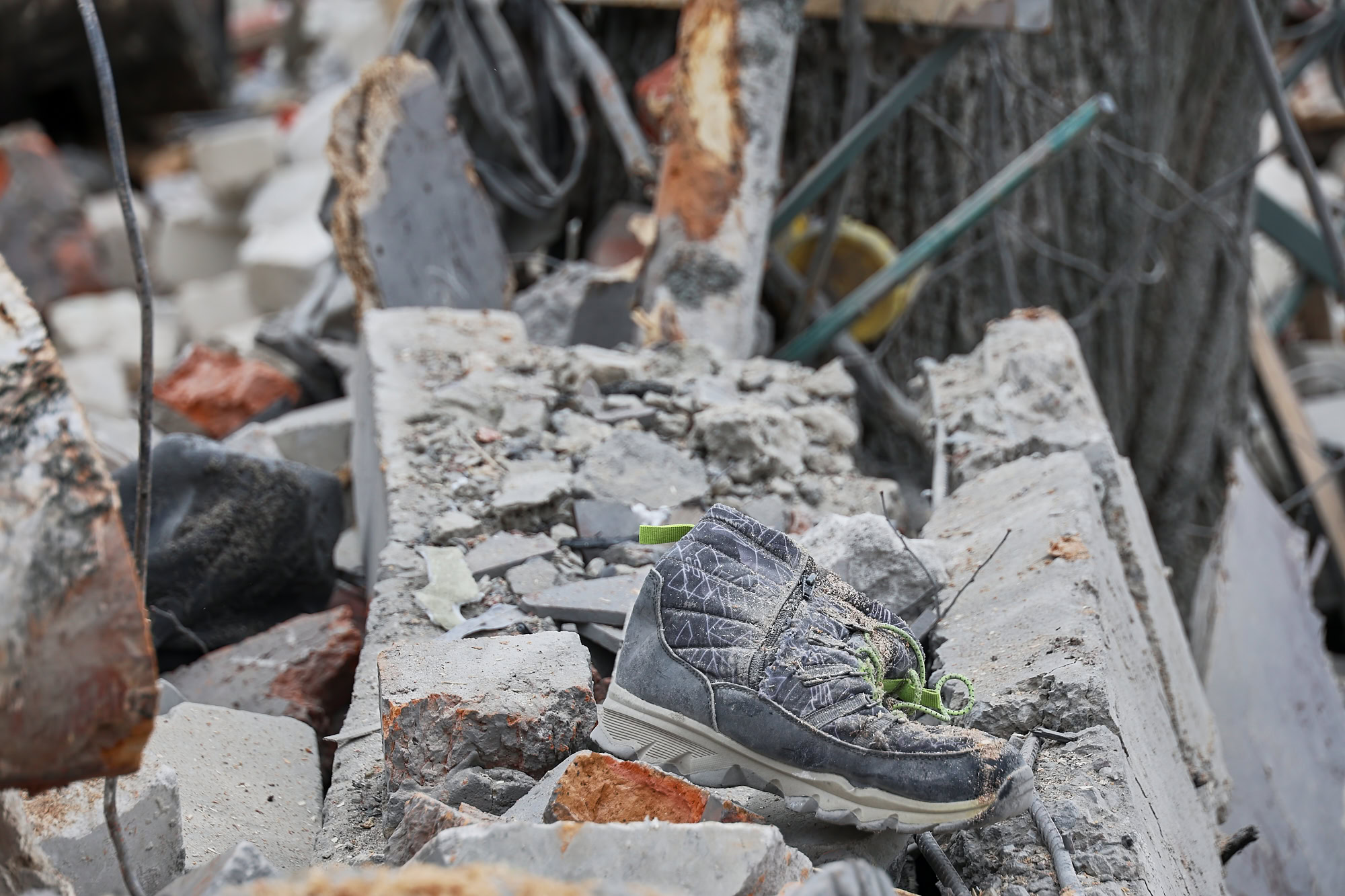 Зображення до:  У Харкові триває розбір завалів після влучання ракети у 5-поверхівку
