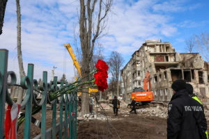 Зображення до посту: День жалоби: у Харкові вшановують пам’ять загиблих від ракетного удару — фото