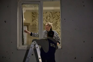 Зображення до посту: У Харкові російський дрон ударив у дворі багатоповерхівки: є постраждалі