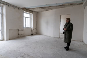 Зображення до посту: «Було видно небо». Як після авіаудару відновили дім на Аерокосмічному проспекті та що приховує фасад