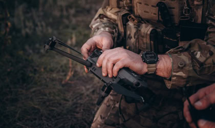 На Харківщині прикордонники взяли полонених за допомогою дрона з гучномовцем Військовий з дроном