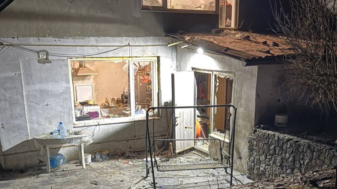 Зображення до:  У передмісті Харкова через дронову атаку постраждали троє цивільних