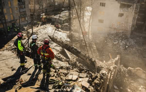 Зображення до посту: Працюють вночі, залучають кінологів: рятувальники понад добу розбирають завали будинку в Харкові