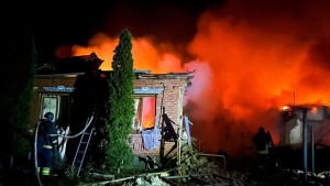 Зображення до посту: У Золочеві через дронову атаку спалахнула пожежа, постраждали п’ятеро людей