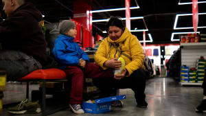 Зображення до посту: Одяг за власним вибором: як переселенцям на Харківщині допомагають придбати речі після евакуації